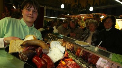 
              <p class="artikelinhalt">Verkäuferin Doreen Groh von der Marienhöher Direktvermarktung Waldkirchen bietet den Besuchern des Europäischen Bauernmarktes unter anderem frische Wurstwaren und Käsespezialitäten an. </p>
            
