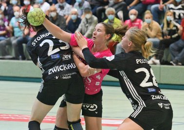 Toreschießen war gegen Zwickau zuletzt nicht nur für Metzingens Marte Juuhl Svensson (M.) ein hartes Stück Arbeit. Simona Stojkovska (l.) und Alisa Pester (r.) ließen mit dem BSV zweimal nur 22 Gegentreffer zu. 