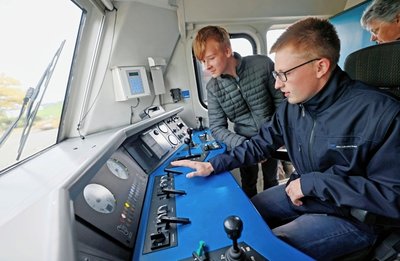 Adrian Nowak, Lokführer-Azubi im 1. Lehrjahr, erklärt Finn Fischer im Führerstand der Alex-Lokomotive vom Typ Siemens Eurorunner, wie das 80 Tonnen schwere Gefährt funktioniert.