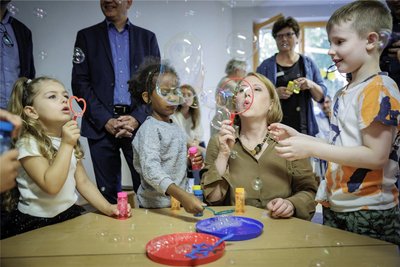 Lisa Paus (Bündnis 90/Die Grünen), Bundesfamilienministerin, beim Besuch einer Offenbacher Kita in dieser Woche. 