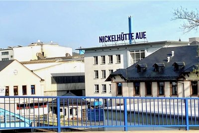 Die Nickelhütte Aue gehört zu den größten Arbeitgebern der Region. 2025 soll eine neue Halle eröffnet werden.