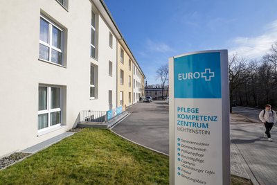 Das neue Pflegekompetenzzentrum dicht am Bahnhof wird von der Euro Plus-Seniorenbetreuung GmbH betrieben. Zum Unternehmen gehören auch Heime in Hohenstein-Ernstthal, Glauchau, Stollberg und Crimmitschau.