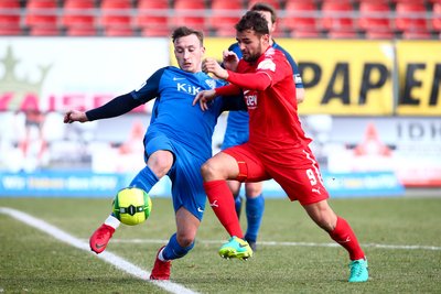 Mike Steven Bähre (Meppen, links) im Zweikampf gegen Fabian Eisele (Zwickau)