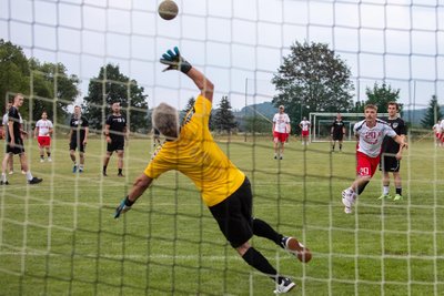 Handball wie früher: Der HC Einheit (in Weiß-Rot) und der SV 04 Oberlosa standen sich auf dem Lindentempel auf Großfeld gegenüber. Die Gäste gewannen das Spiel mit 23:19.