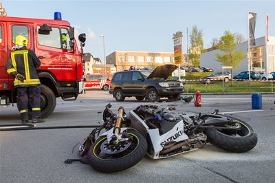 Der Fahrer dieses Motorrads wurde bei dem Unfall in Annaberg-Buchholz schwer verletzt. Nach der Kollision gerieten das Bike und der Pkw in Brand - die Flammen konnten aber schnell gelöscht werden.