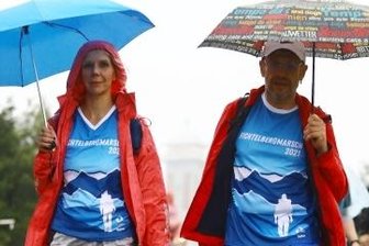 950 Leute schaffen es bis nach oben - Katja Kautzsch und Stefan Dumke waren erleichtert, als sie den Gipfel erreicht hatten.