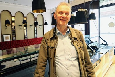 Peter Mattis hat bereits eine Schokoladen-Bar in Chemnitz. In Zwickau will er einiges so belassen, wie es im Laden ist: rote Samtpolster, Wiener Stil mit verziertem Glas und die Theke. 