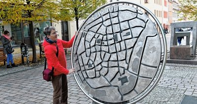 Die Stadtmodell-Drehscheibe heißt bei Google Silberklapperbüchse. Heike Schuffenhauser aus dem Rhein-Main-Gebiet, die drei Wochen lang durch die neuen Bundesländer tourt, testet ihre Geschicklichkeit. 