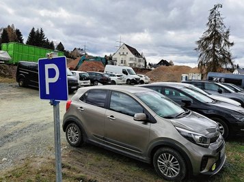 Aktuell wird an der Pestalozzi-Grundschule auf Schotter geparkt. Bald soll dort ein echter Parkplatz entstehen. 