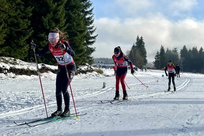 Links Nele Reyer (Startnummer 92), die Siegerin der U 15 vom VSC Klingenthal, dahinter Esther Leistner (Startnummer 80), Siegerin der U 12, ebenfalls vom VSC Klingenthal.