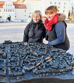 Nadine Böhme (l.) und Fanny Venus aus Oberbobritzsch finden das Altstadt-Modell am Schlossplatz gut.