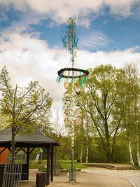 Walthersdorf: Der schmucke Maibaum mit Vereinszeichen und bunten Bändern steht noch.