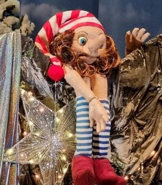 Berggeist Knuffel bei den Dreharbeiten zur Weihnachtssendung 2021. 