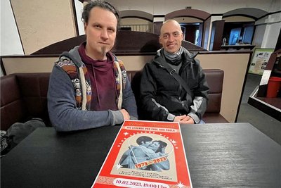 Burkhard Werner (l.) und Thomas Zschemisch mit dem Plakat für die Aufführung des Kultfilms am 10. Februar.