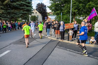 Überall an der Strecke feuerten Zuschauer die Läufer an.