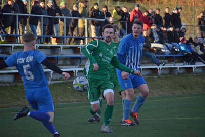 Drebachs Merrel Böhm (Mitte), der Niclas Göbel (l.) den Ball abluchsen will, stand beim Ausgleich goldrichtig.