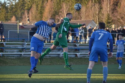 Lukas Galhofer (l.) und Martin Horn steigen zum Kopfballduell hoch.