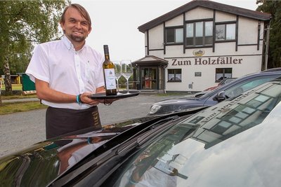 Viele Wirte blicken kämpferisch in die Zukunft, sagt Enrico Todt. Auch er lässt sich nicht unterkriegen und serviert gern einen guten Tropfen. Seine Hausmarke ist der "Lumberjack" - im Englischen heißt das Holzfäller. 