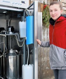 Carolin Stumpf zeigt den neuen Milchautomaten mit Bio-Milch auf ihrem Hof in Meßbach. Das Foto entstand vor dem Einbruch.