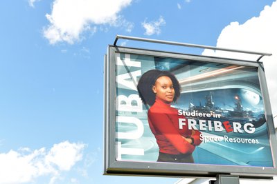 Mit dem Aufsteller warb die Freiberger Uni an der Frauensteiner Straße für das „Mondstudium“.
