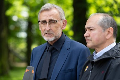 Einen Tag nach dem Einsturz war unter anderem Innenminister Schuster an der Unfallstelle. 