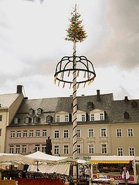 In Annaberg trug der Maibaum auch eine Fichte, doch bevor deren Nadeln braun wurden, war der Baum weg.