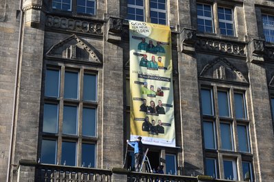 Der Countdown für die Olympischen Winterspiele läuft: Seit Freitag grüßt ein Banner am Chemnitzer Rathaus die Athleten aus Sachsen.