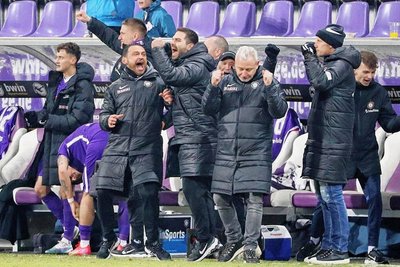 Der FC Erzgebirge bleibt mit Neu-Trainer Pavel Dotchev (3.v.re) weiter auf Erfolgskurs im Abstiegskampf. 