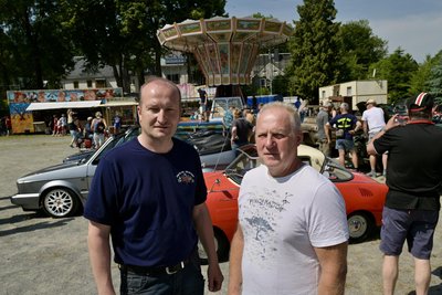 Jens Berger, Ortswehrleiter der Freiwilligen Feuerwehr Hormersdorf (l.) und Cheforganisator André Singer beim Dorffest.