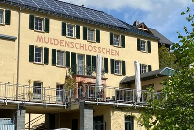 Das „Muldenschlösschen“ steht zum Verkauf, Inhaber Alexander Simon will sich davon trennen. Das Restaurant ist bereits geschlossen, aus dem Hotel ist ein „Bed & Breakfast“ geworden.