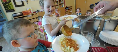 Spirelli mit Tomatensoße ist bei Kindern beliebt: Anton und Tina von der Katzen-Gruppe der Kita in Hartmannsdorf hatten am Mittwoch Tischdienst und verteilten das Essen, das von der Firma Sodexo angeliefert wurde. Da die Küche in Hartmannsdorf schließt, kommt das Essen künftig aus Schmölln.
