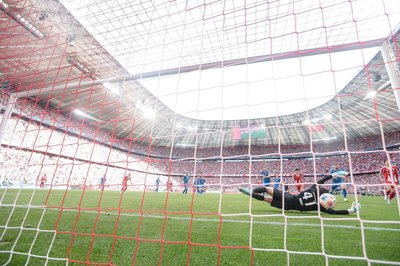 Heidenheims Schockmoment: Der Schuss von Bayern-Star Michael Olise prallt vom Pfosten an den Rücken von Torwart Diant Ramaj und kullert über die Linie.