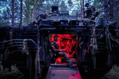 Die Besatzung eines Schützenpanzers der Bundeswehr nimmt an der Großübung „Freedom Shield 2026“ in Litauen teil.