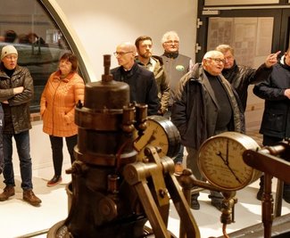 Im Rahmen der Spendenübergabe hat es einen kleinen Rundgang durchs Bulldog-Museum gegeben. Foto: Ralf Wendland