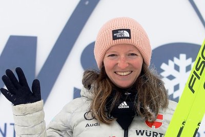 Skilangläuferin Julia Preußger stellt die Ski in die Ecke. 