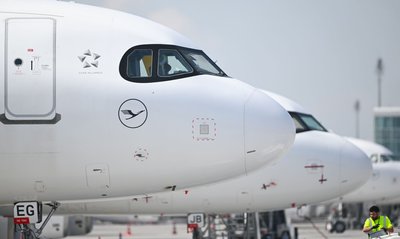 Flugzeuge mussten am Samstagmorgen in München wegen einer Drohnenwarnung kurzzeitig am Noden bleiben. (Symbolbild)