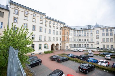 An Parkplätzen mangelt es nicht im Hof des künftigen Ärztehauses.