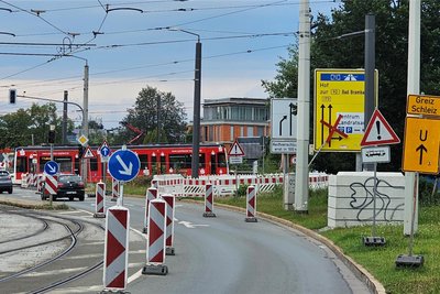 Viele Schilder, Slalomfahrt, kreuzende Straßenbahn: Auf der B 173 im Bereich der Neuen Elsterbrücke müssen Verkehrsteilnehmer allerlei beachten. Das größere Problem lauert dann nach dem Kreuzen der Bahngleise. Die Einmündung Hofer Straße/Am Elsteranger gehört zu den Unfallschwerpunkten Plauens.
