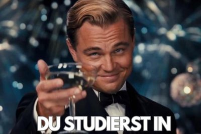 Werbung für Sachsens Hochschulen: Das Meme zeigt ein Mild aus dem Us-amerikanischen Streifen „Der große Gatsby“ aus dem Jahr 2013. Schauspieler Leonardo DiCaprio als Jay Gatsby.