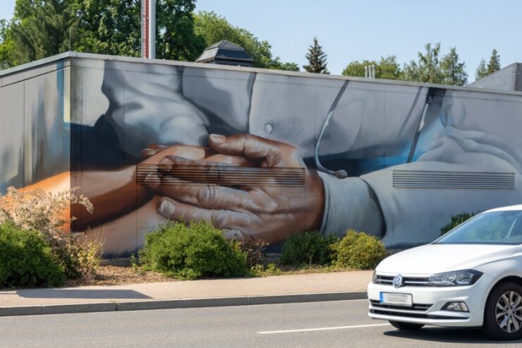 Blickfang an Garagenfront: XXL-Wandbild in Rodewisch ist fertig
