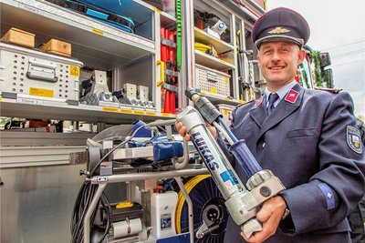 Sebastian Ottilie, Vize-Ortswehrleiter von Neukirchen, präsentiert die Technik des neuen Fahrzeuges. 