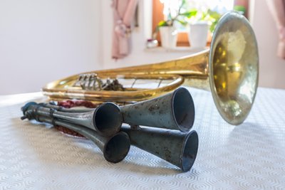 Ein Signalhorn (vorn) diente zum Zusammenrufen der Kameraden zur sonntäglichen Übung und war bis 1962 im Einsatz. Hinten eine Tenortrompete von der 1928 gegründeten Feuerwehrkapelle, die Ortschronist Joachim Schwind bis heute noch im Posaunenchor spielt.