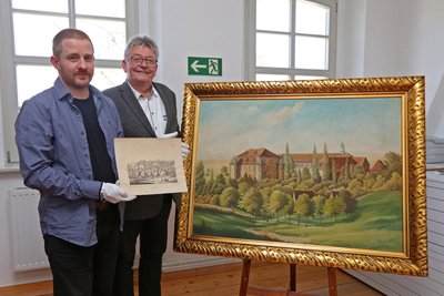 Museumschef Markus Döscher (li.) bekam von Andreas Wimmer ein großformatiges Bild überreicht.