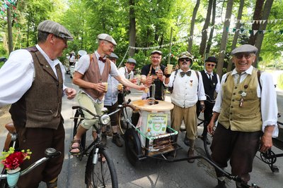 Feucht-fröhlich wurde an die Tradition des Radfahrens beim Festumzug erinnert.