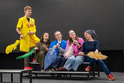 Noah Dietze, Steffi Liedke, Clara Ehrig, Caroline Anstock und Pia Schöler (von links) bei der Theaterprobe im Adolph-Diesterweg-Gymnasium.
