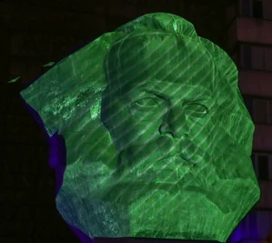 Lichtshow: Das Nischel-Jubiläum ging mit einer Lichtinstallation vor Hunderten Besuchern an der Brückenstraße zu Ende.