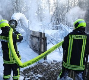 Die Feuerwehr löschte mit Wasser und Schaum, konnte die Scheune aber nicht retten. 