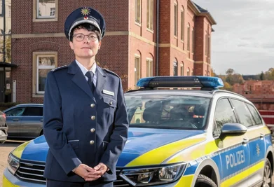 Michaela Hengst ist seit Dienstag ganz offiziell neue Leiterin des Polizeireviers Marienberg. Das bekommt bis Ende 2023 einen Anbau. Dieser wird im Erdgeschoss etwa über Garagen verfügen und in der ersten Etage über Büroräume für den Kriminaldienst, erklärt die 46-Jährige. 