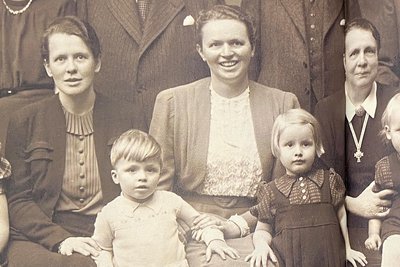 Ausschnitt aus einem Braun-Familienfoto: Diedrich Lindemann als kleiner Junge mit seiner Mutter Erika Braun (Mitte).
