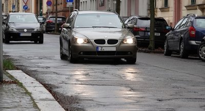 Die Straßenschäden auf der Moritzstraße sind offensichtlich. Vor der Sanierung werden die Bäume gefällt und durch neue ersetzt. 